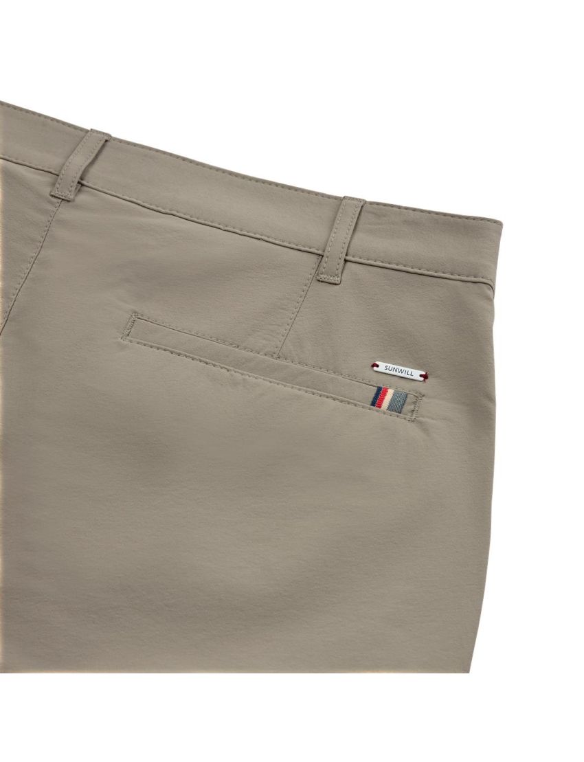 Lange Extreme Flexibility Shorts mit Schenkeltaschen Dijon/46